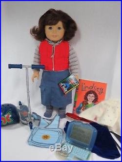 American Girl Lindsey Doll, Laptop, Bag, Skooter, Helmet, Book, Outfit, Brush
