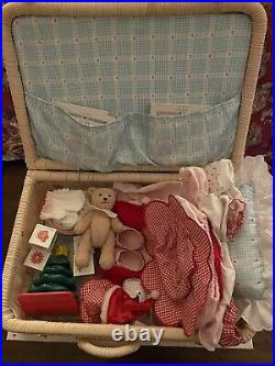 Lot-American Girl-Itty Bitty Baby with4Outfits, Basket & Box